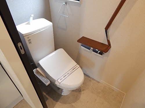 トイレ　落ち着いた色調のトイレです