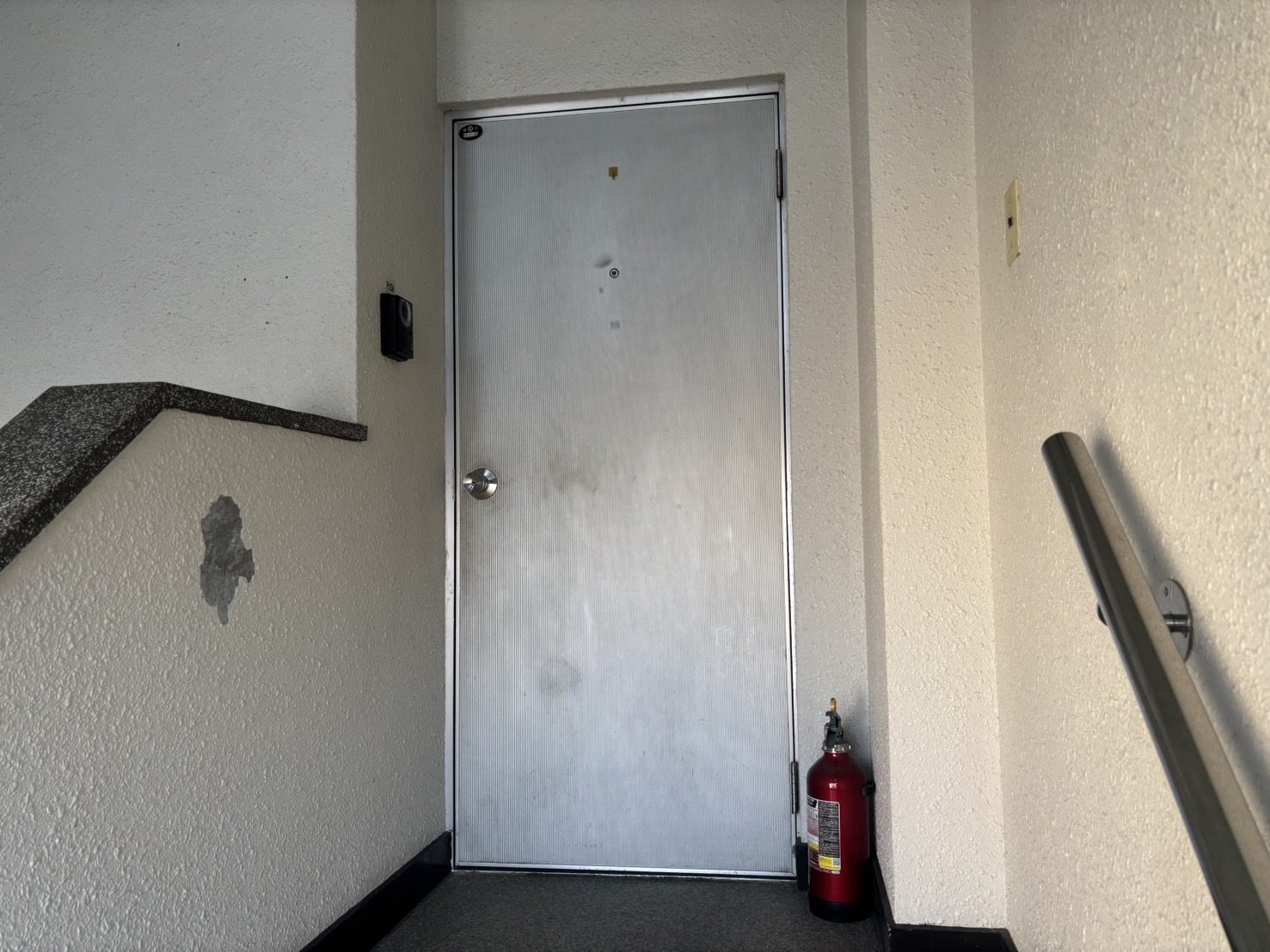 玄関　1フロアに1戸のお部屋