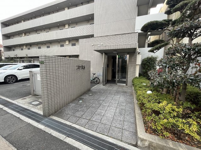 エントランス　清掃の置き届いたエントランスです