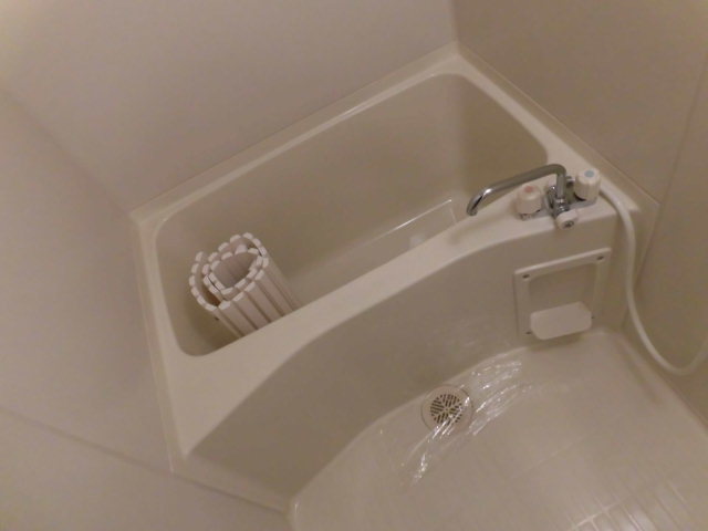 バス・シャワールーム　バストイレ別なのでお風呂でゆっくりできますね