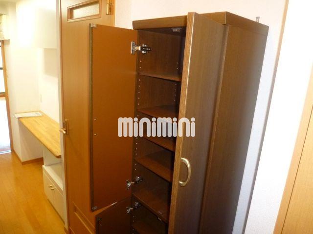 玄関　下駄箱有