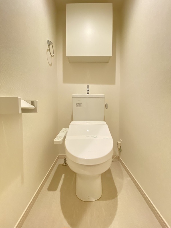 トイレ　嬉しい温水洗浄便座完備です。