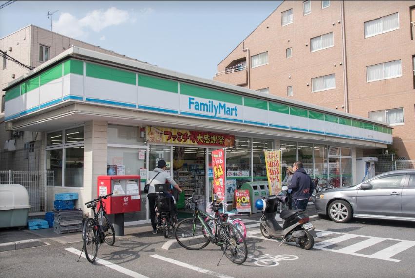 コンビニ　ファミリーマート 桜川三丁目店（コンビニ）まで129m