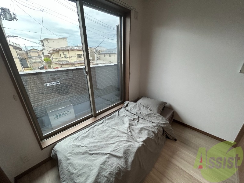 その他部屋・スペース　３帖の寝室です。置いてあるのはシングルベッドになります。