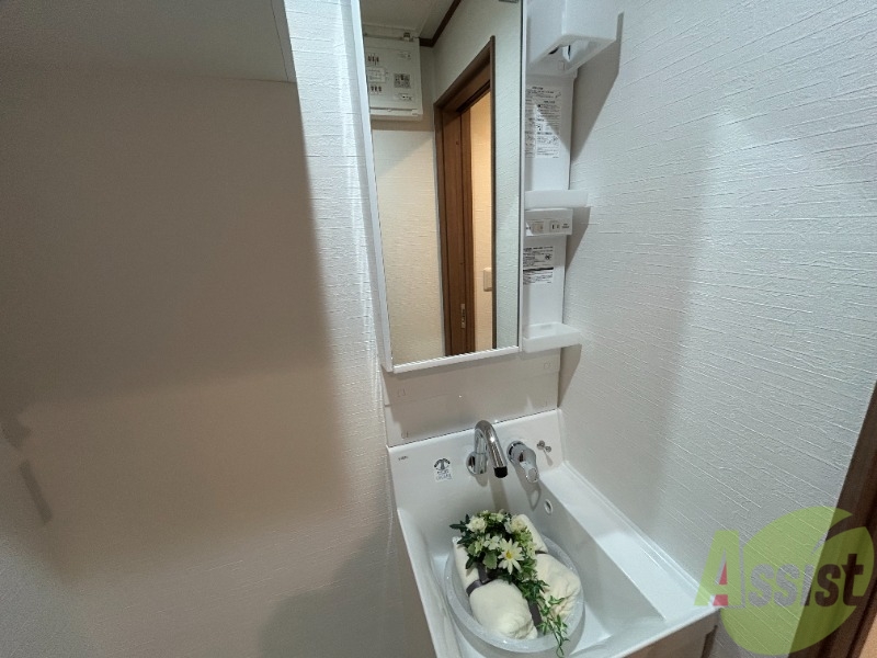 洗面設備　独立洗面台がございます。朝の支度はここで済ませましょう。