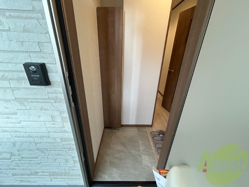 玄関　玄関口は広く、買い物袋を抱えての帰宅でも入りやすいですよ。