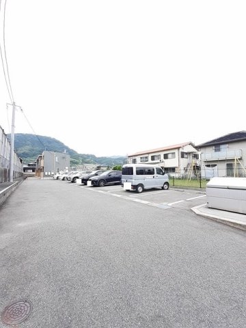 駐車場　駐車場があるので、車を買う予定の方も安心です