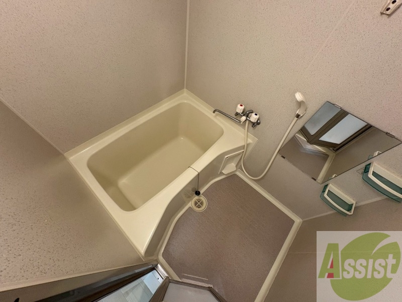 バス・シャワールーム　バスルームは狭すぎず、シャワーも浴びやすそうです。