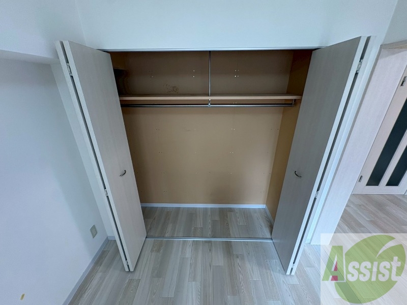 収納　クローゼットを開けてみました。奥行きがありますね。