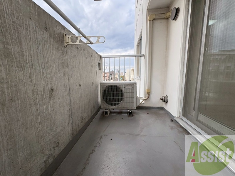 バルコニー　バルコニーは幅があり、広い印象を受けました。