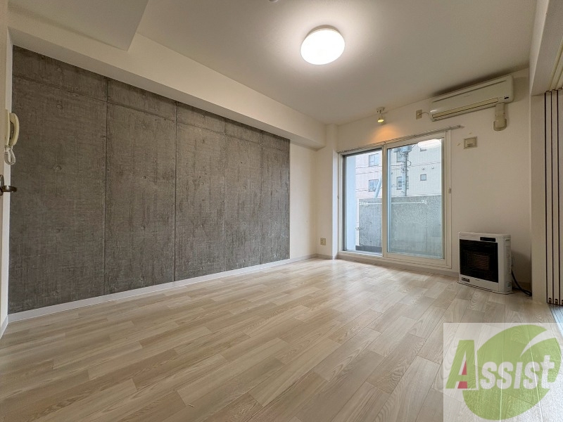 居室・リビング　白さが清潔感を出してくれます。お部屋も明るいですね。