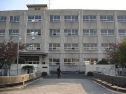 小学校　高槻市立芝生小学校（小学校）まで526m