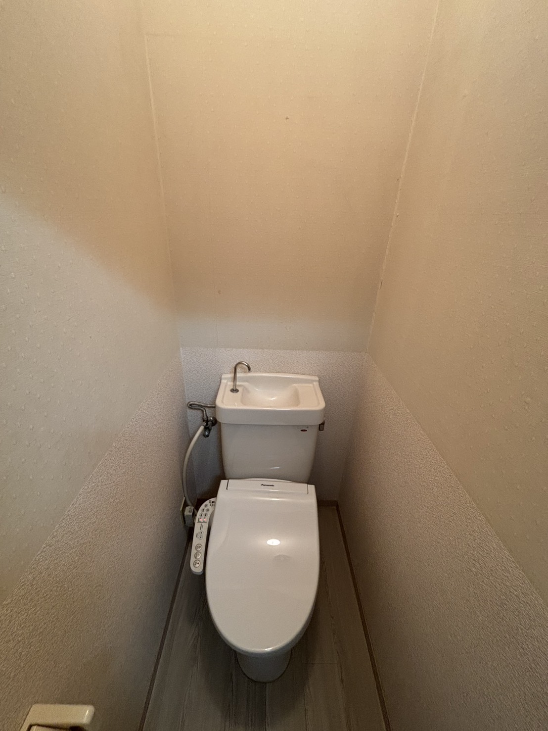 トイレ　温水洗浄便座です