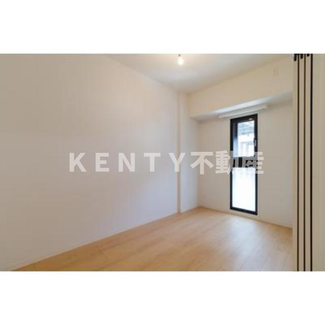 その他部屋・スペース　落ち着いた色調の寝室です