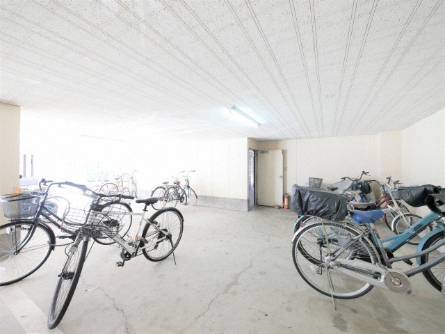 駐車場　イメージとして同建物他部屋を表示しています