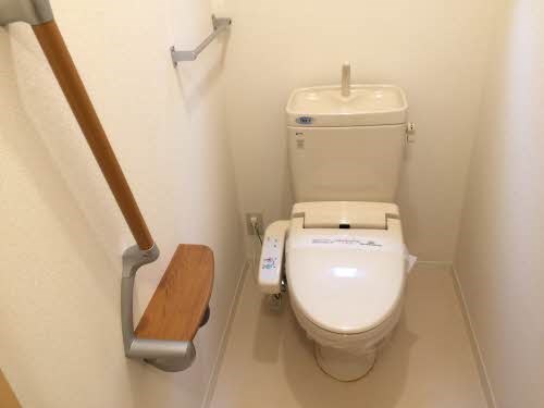 トイレ　手すり付き！温水洗浄暖房便座です