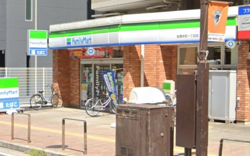 コンビニ　ファミリーマート船橋本町一丁目店（コンビニ）まで95m