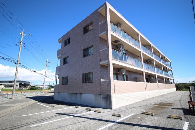 建物外観　３階建てのマンションです