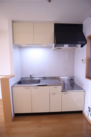 キッチン　キッチン横に窓があって換気がしやすいです