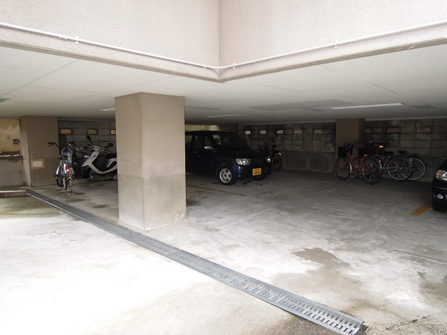 駐車場　地下駐車場