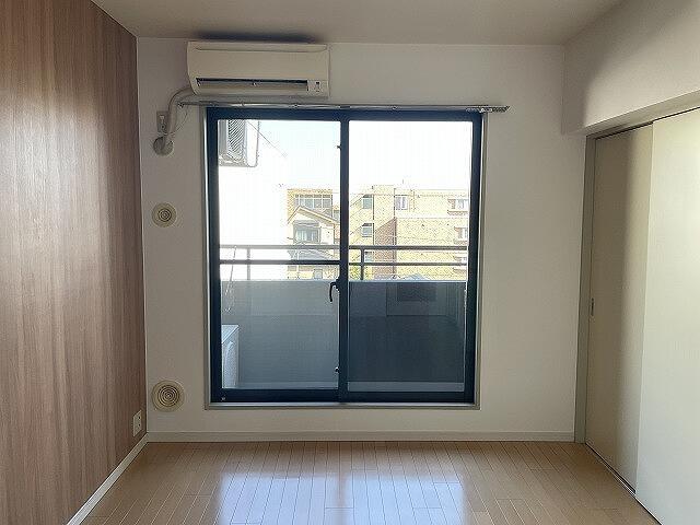 居室・リビング　こちらの居間で趣味の時間をお楽しみください