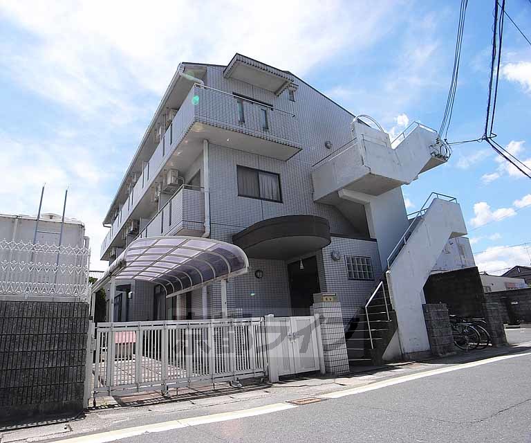 建物外観　３階建てのマンションです。