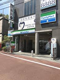 コンビニ　ファミリーマート 高田馬場戸山口店（コンビニ）まで221m