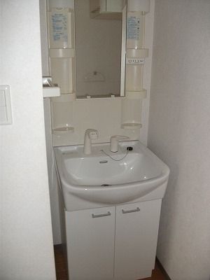 洗面設備　独立洗面台、小物を置くことができて便利です