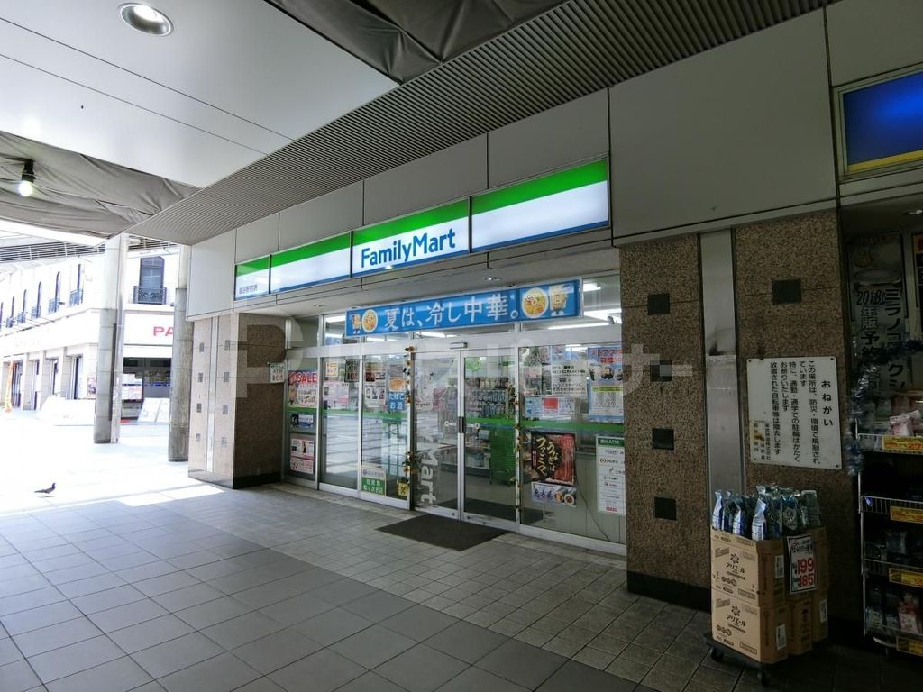 コンビニ　ファミリーマート越谷駅前店（コンビニ）まで300m