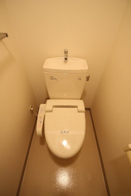 トイレ　同物件別号室のものです。