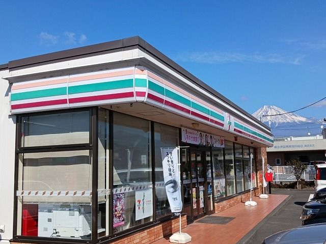 コンビニ　セブン-イレブン富士市津田町店（コンビニ）まで700m