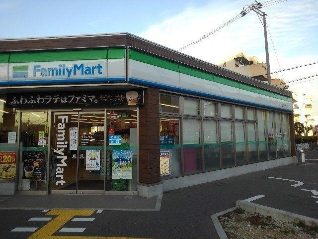 コンビニ　ファミリーマート様（コンビニ）まで500m