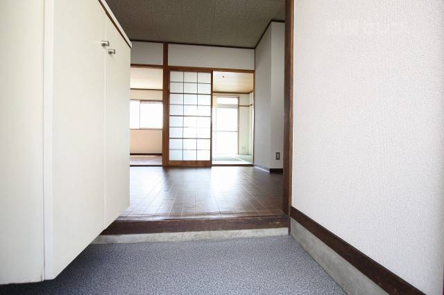 玄関　１０２号室の写真です。