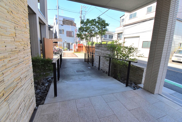 その他共有部分　車椅子やカートご利用でもお出掛けしやすいスロープ付き♪