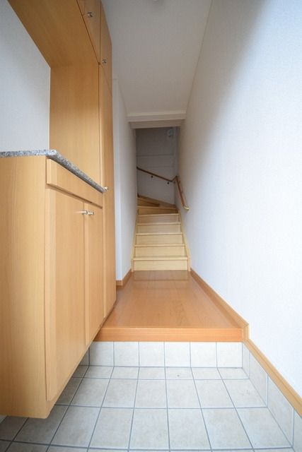 玄関　中階段式玄関