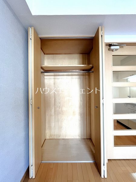 収納　上部に棚のあるクローゼット付きです。※参考画像