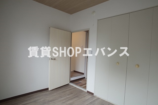 その他部屋・スペース　開放的な寝室です