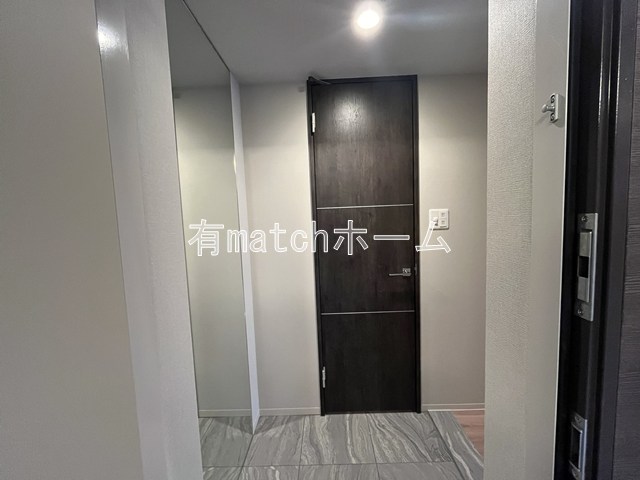 玄関　イメージとして同マンション他部屋を表示しています