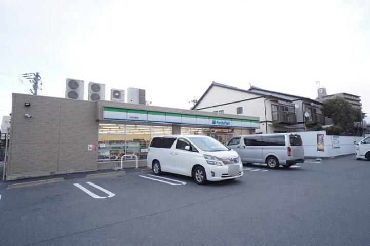 コンビニ　ファミリーマート（コンビニ）まで675m