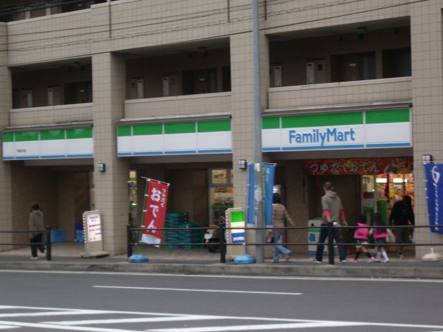 コンビニ　ファミリーマート（コンビニ）まで100m