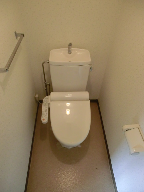 トイレ　ウォシュレット完備のトイレですよ。