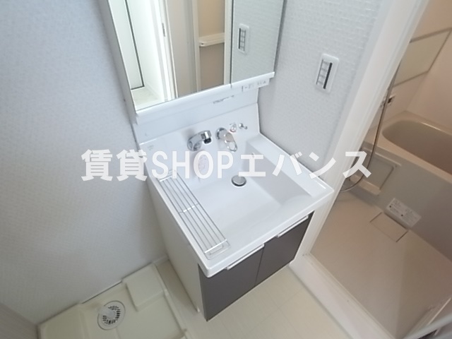 洗面設備　明るい洗面所です