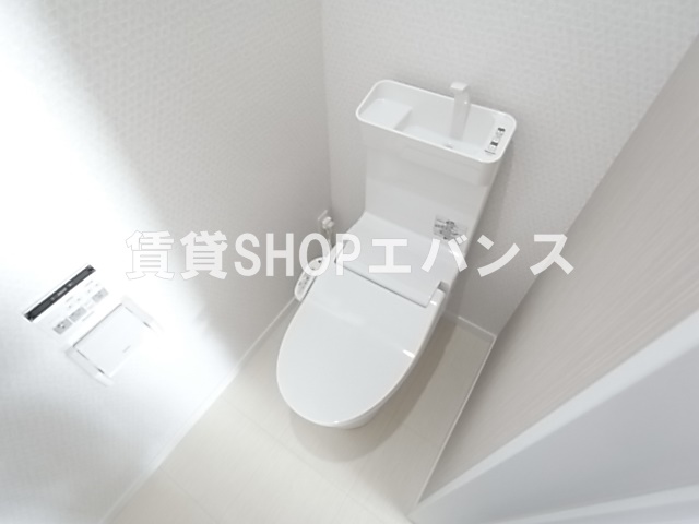 トイレ　落ち着いた色調のトイレです