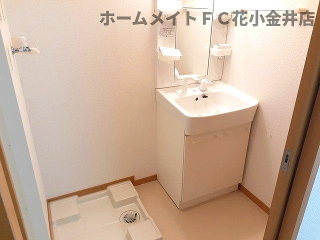 洗面設備　明るい洗面所です