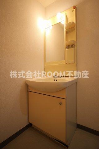 洗面設備　独立洗面台あり、毎朝おしゃれに忙しい女性の方におすすめです