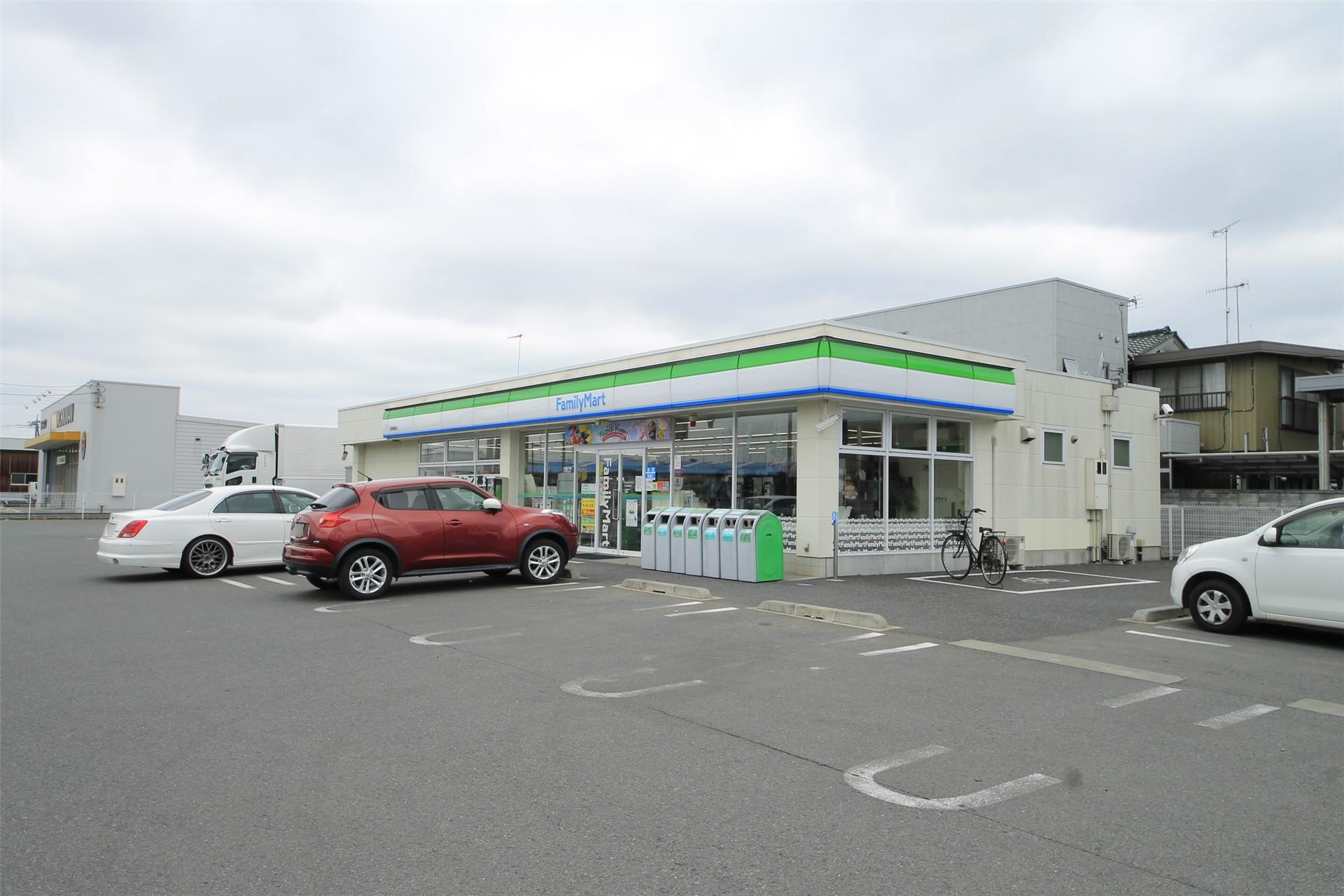 コンビニ　ファミリーマート佐野富岡店（コンビニ）まで642m