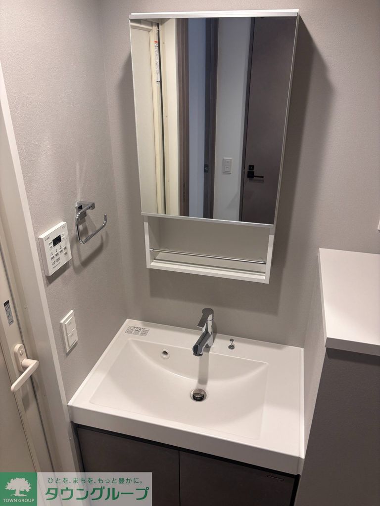 洗面設備　写真は反転タイプのものになります。