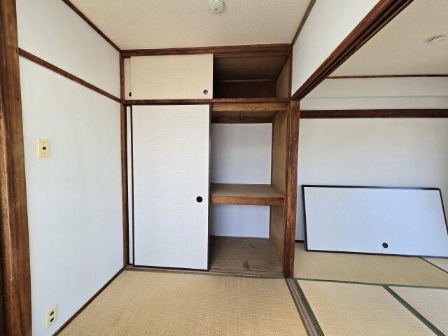 居室・リビング　フローリングへ変更中?