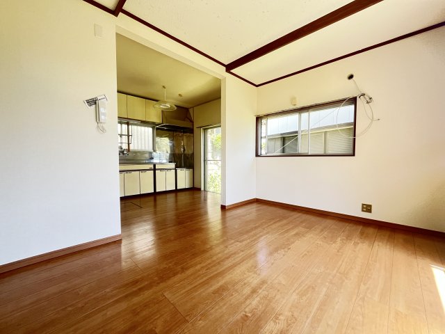 居室・リビング　リビングの壁をとりましたので、広く使えます！