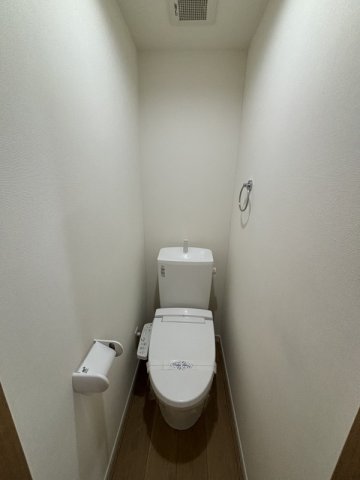 トイレ　落ち着いた色調のトイレです